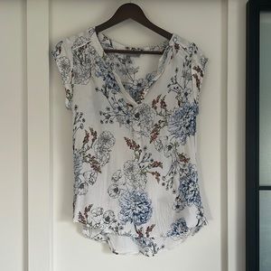 Lightweight blouse with cap sleeves size small.